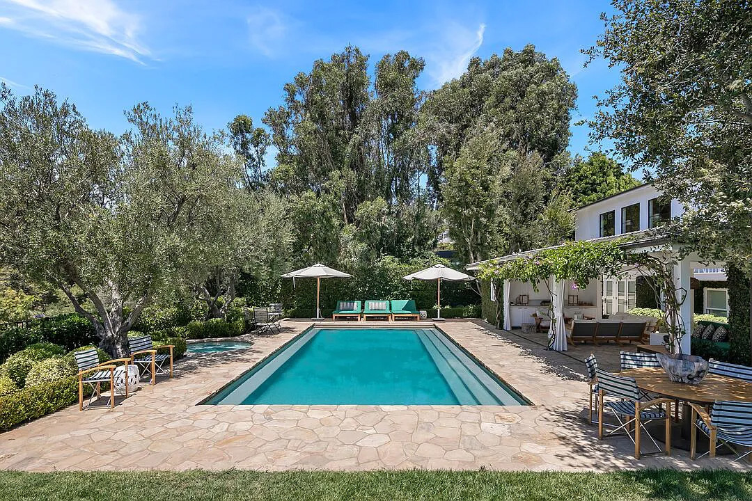 Outdoor pool and Seating area (1)