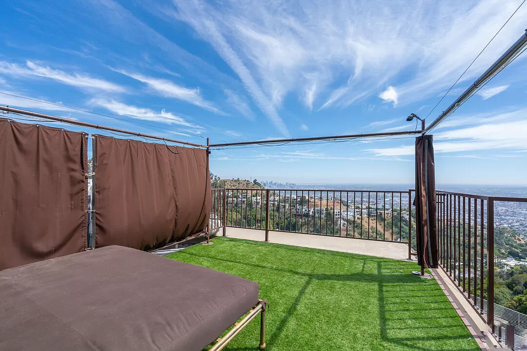 Sunset Plaza 7 – 4