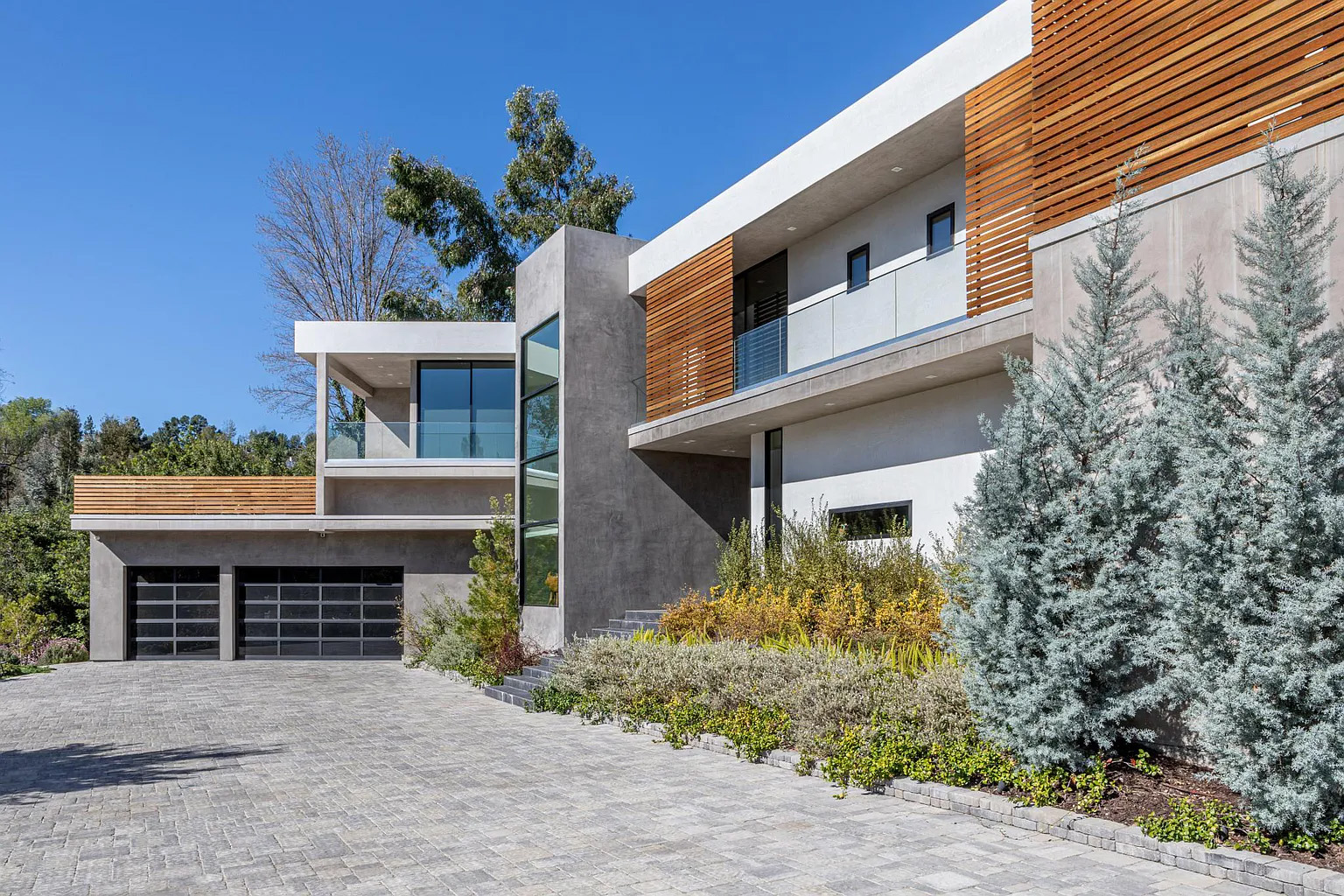 Front Entrance DriveWay (4)