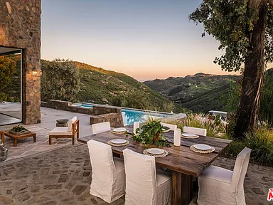 4e7b16fbf0548f2d1571e409a08596bb-cc_ft_384