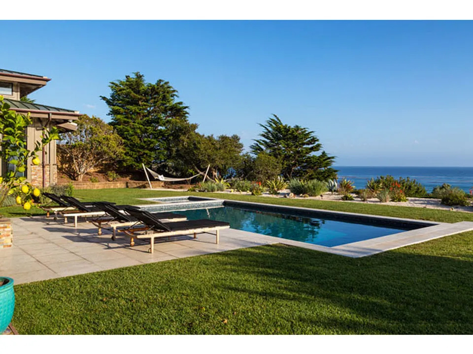 Outdoor Pool and seating area (1)