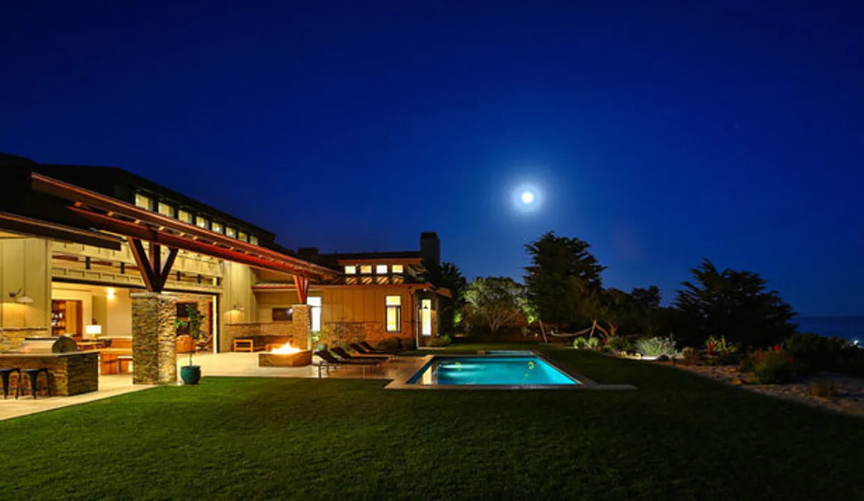 Outdoor Pool and seating area (2)