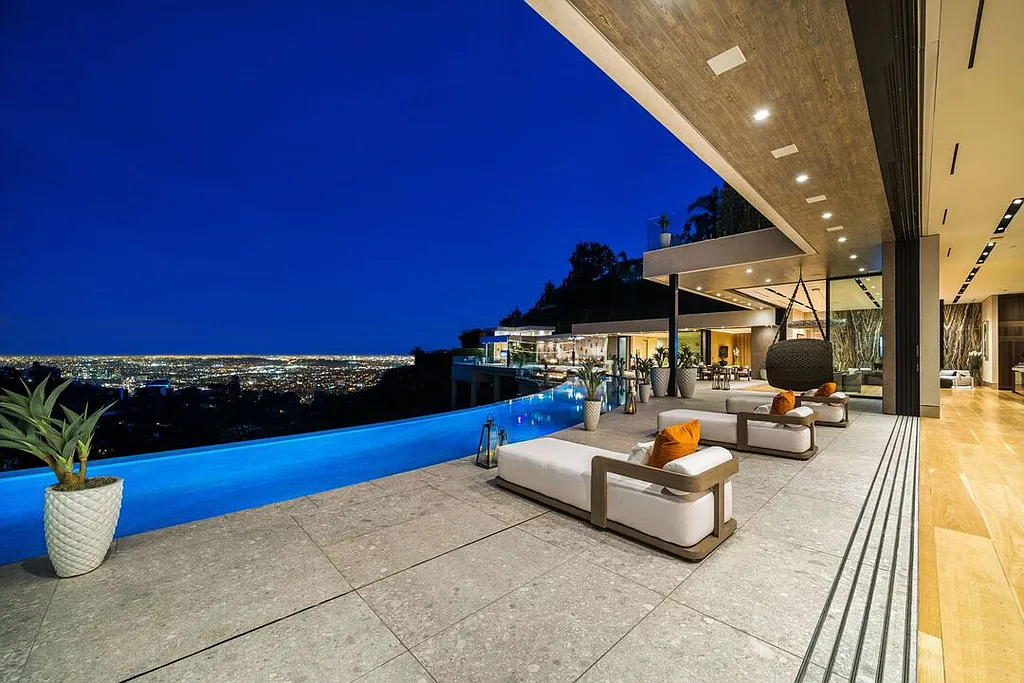 Outdoor pool Seating area