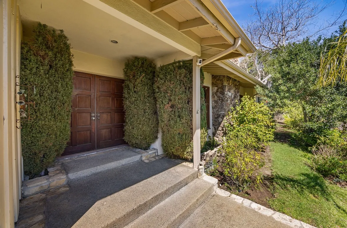 8fcba670f340c8af4524e90c26183ee9-uncropped_scaled_within_1536_1152