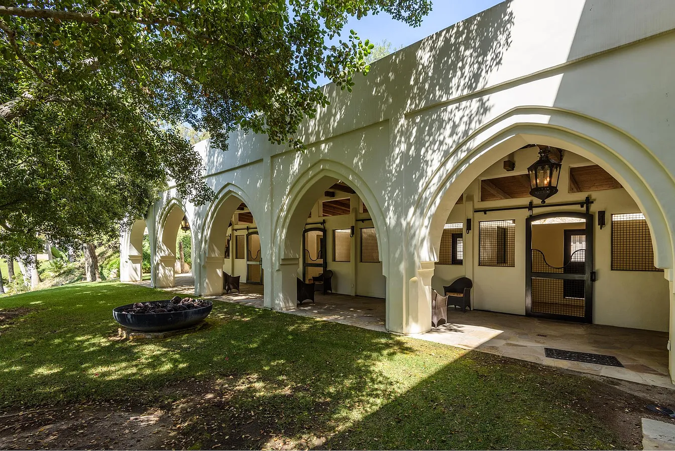 b28cf4ed11704ab44a0b7f5b9fe5bd5c-uncropped_scaled_within_1344_1008