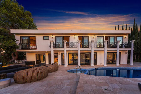 Outdoor pool and Seating area (9)
