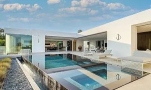 Outdoor Pool and seating area (3)