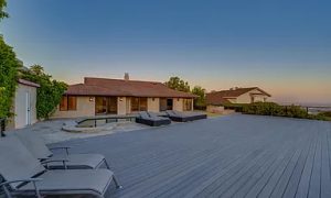 Outdoor seating area (1)