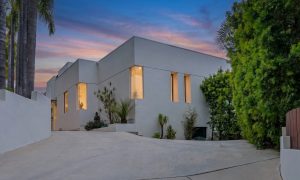 Professional real estate photographer in Los Angeles. Offering high-quality photography for listings, Airbnb, luxury properties, and commercial real estate.