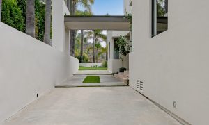 Professional real estate photographer in Los Angeles. Offering high-quality photography for listings, Airbnb, luxury properties, and commercial real estate.