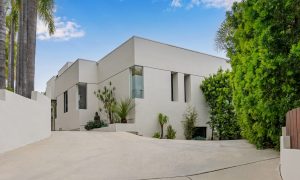 Professional real estate photographer in Los Angeles. Offering high-quality photography for listings, Airbnb, luxury properties, and commercial real estate.