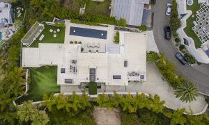 Professional real estate photographer in Los Angeles. Offering high-quality photography for listings, Airbnb, luxury properties, and commercial real estate.