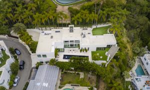 Professional real estate photographer in Los Angeles. Offering high-quality photography for listings, Airbnb, luxury properties, and commercial real estate.