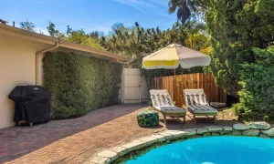 abddb57c54a8b170cf8627299aa2c70c-uncropped_scaled_within_1536_1152